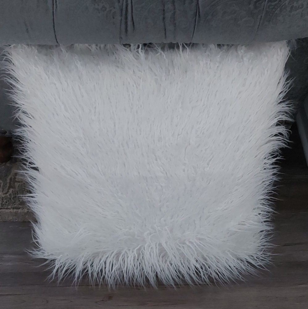 Large Fur Throw Pillow (1 x pillow)